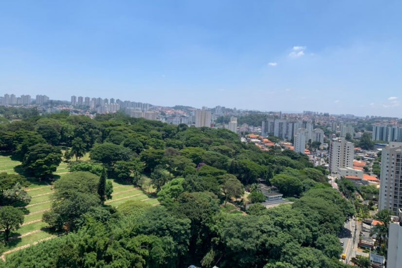 Blick vom Balkon auf eine grüne Landschaft