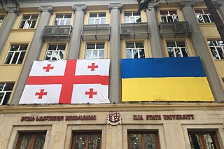 Ukraine-Flagge an einem Universitätsgebäude