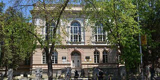 Schule mit Bäumen