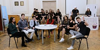 Schülerinnen und Schüler an einem Tisch