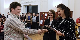 Schüler erhält DSD Diplom