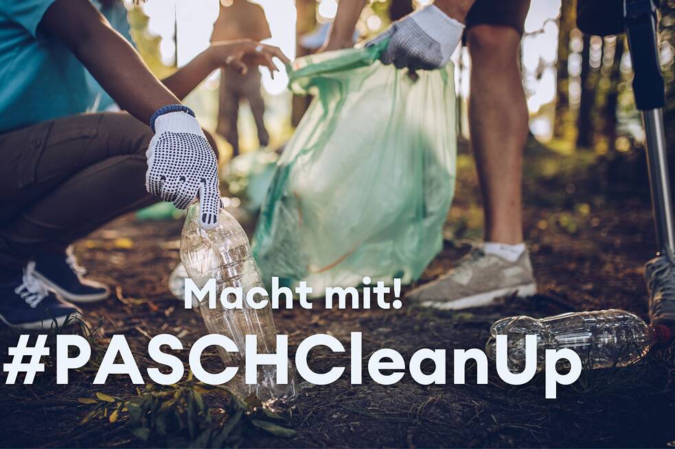 Zwei Personen heben Müll auf. Über dem Foto liegt ein weißer Schriftzug mit "Mach mit! #PASCHCleanUp"