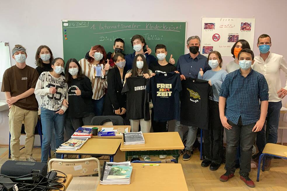 Gruppenfoto im Klassenzimmer vor der Tafel