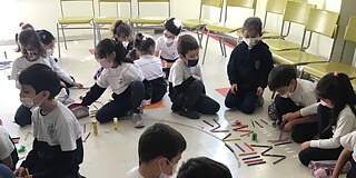 Kinder im Klassenzimmer beim Musikunterricht