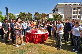 Die Vereinsvorsitzende Elif Nur Bayat (links) und der Generalsekretär Murat Alper Özkan (rechts) lassen die Korken knallen. Die Alumnae und Alumni stoßen mit Sekt oder Limonade auf die Gründung des Vereins an.