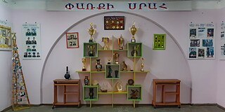 Pokalsammlung des Photon Gymnasiums Gyumri