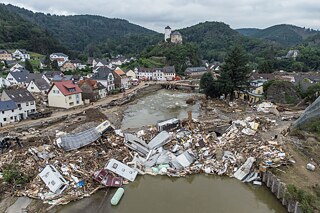 Zerstörte Häuser in Wasser und Schlamm