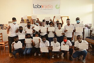 Jugendliche stehen mit ihren Zertifikaten für ein Gruppenfoto zusammen