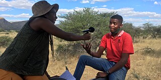 Laboradio eröffnet namibischen PASCH-Lernenden Praktikumsmöglichkeiten © Goethe-Institut Namibia Zwei Personen im Gespräch