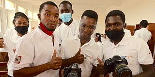 Radio vernetzte Jugendliche aus Beira und Maputo © Goethe-Institute Subsahara-Afrika Mehrere Jugendliche stehen zusammen und halten Videokameras