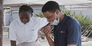 Radiomachen mit Fantasie - Hörfunkprofis aus Nigeria geben Einblick in ihre Arbeit © Goethe-Institut Nigeria Eine Frau und ein Mann stehen zusammen