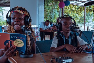 Jugendliche aus Kamerun und Gabun produzieren Radiomagazin über Douala Manga Bell © Goethe-Institute Subsahara-Afrika Zwei Jugendliche an einem Mischpult