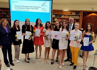 DSD-Übergabe Juli 2022 im Auswärtigen Amt © ZfA/Dieter Jaeschke Sprachdiplom-Übergabe an ukrainische Schülerinnen im Auswärtigen Amt