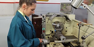 Schülerin an der Győri SZC Lukács Sándor Járműipari és Gépészeti Technikum és Kollégium