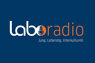 Logo Laboradio © Goethe-Institut Logo in weißer und orangener Schrift auf einem blauen Hintergrund und dem Untertitel: Jung. Lebendig. Interkulturell.