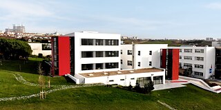 Gebäude und Schulareal der ALKEV-Privatschulen