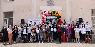 Schüler*innen und Lehrkräfte vor dem Schulgebäude der 83. Öffentlichen Schule Tiflis