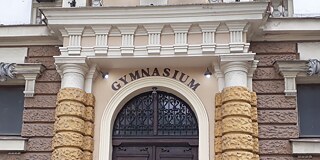Eingang des Gimnazija Svetozar Marković Subotica