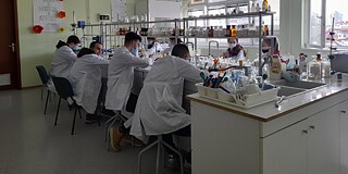 Student*innen im Labor der Medicinska škola Kraljevo