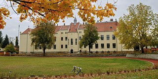 Schulhof der Bonyhádi Petőfi Sándor Evangélikus Iskola
