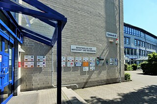 Einganz zum Berufsbildungszentrum Neuss-Weingartstraße