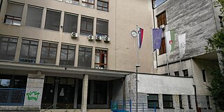 Haupteingang des Gymnasiums Bežigrad in Ljubljana