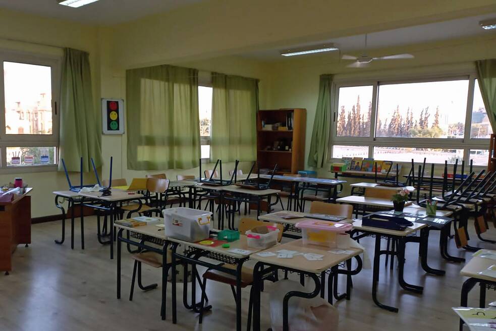 Innenansicht eines leeren Klassenraums