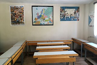 Klassenzimmer mit verschiedenen Postern an der Wand