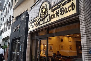 Der Eingang zum Café Bach in Tokyo