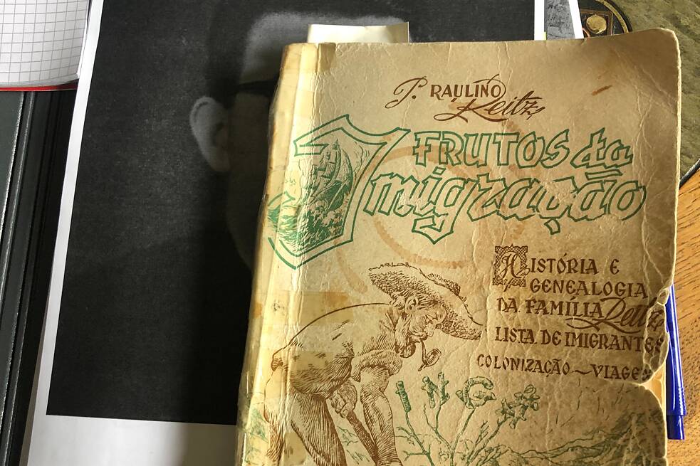 Cover eines alten Buches mit dem Titel „Frutos de Imigração“