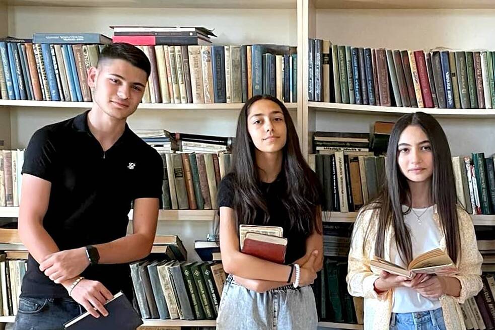 Drei Schüler*innen in der Bibliothek der Mittelschule Sardarapat