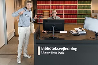 Bibliothekar der Königlichen Bibliothek Kopenhagen sitzt hinter einem Empfangstisch