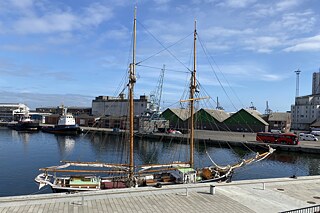 Ein Traditionssegelschiff liegt im Hafen.