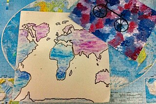 Ein Puzzle und ein Aquarell liegen auf einem Tisch.
