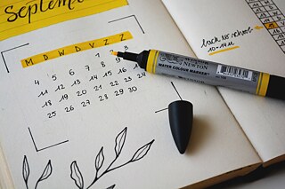 Monatsplaner und Textmarker