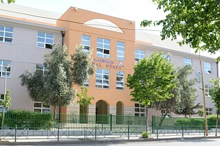 Gebäude des Gjimnazi Qemal Stafa