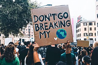 Plakat auf Pappkarton auf einer Klimademo mit der Aufschrift: „Don't go Breaking my ...“ und rechts davon ein Herz und eine Weltkugel.