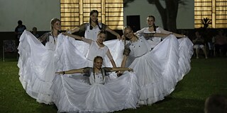Volkstanzgruppe auf Schulfest der Zentralschule Friesland