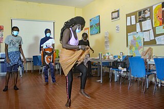 Teilnehmende des Tanzworkshops am Maison d' Education Mariama Bâ, Gorée