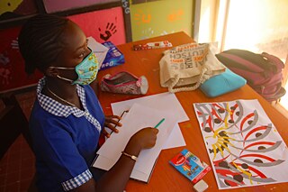 Modeworkshopteilnehmende am Maison d' Education Mariama Bâ in Gorée vor ihren Entwürfen