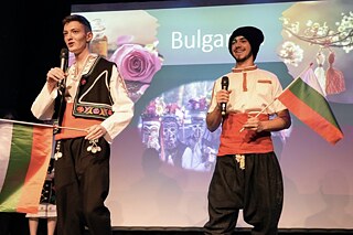 Gewinner auf dem Sprachniveau B2 in Bulgarien stehen auf der Bühne der Internationale Deutscholympiade 2022