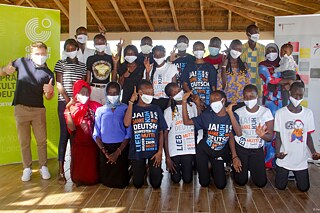 Workshopteilnehmende am Lycée Valdiodio Ndiaye in Kaolack vor den Bannern des Goethe-Instituts und der PASCH-Initiative