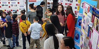 Besucherinnen und Besucher einer Veranstaltung an der Goethe-Schule Ulan Bator