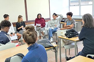 PASCH-Schüler*innen in einem Klassenzimmer beim Unterricht