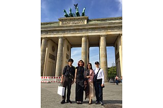 Gewinner und die Gewinnerin des PASCH-net-Video-Wettbewerbs Vor dem Branderburger Tor in Berlin.