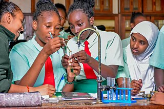 Schülerinnen der Kaaga Girls High School Schülerinnen der Kaaga Girls High School im Unterricht
