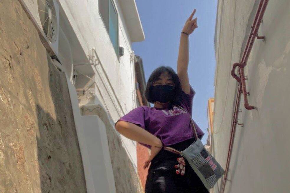 Yoon Hyeln präsentiert ihr Outfit