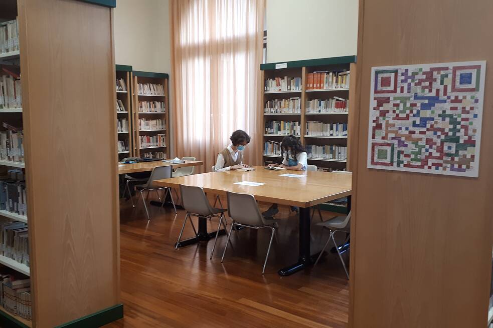 Sara und Alicia in der Schulbibliothek