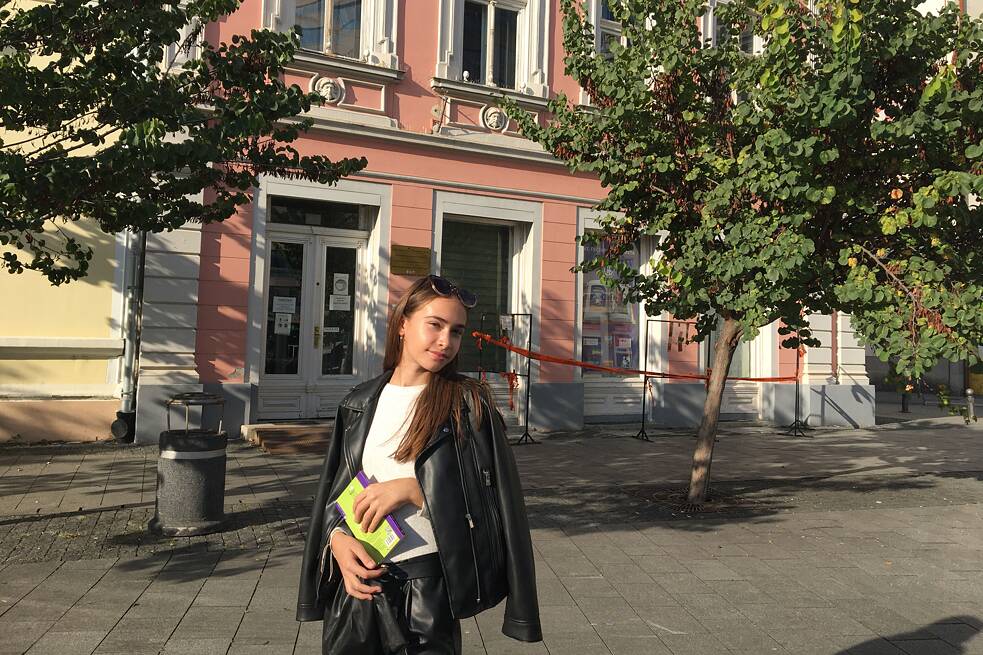 Milica Danilov vor der Bibliothek in Zrenjanin