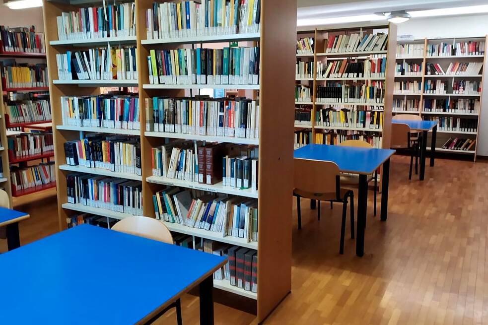  Innenraum der Bibliothek Suisio